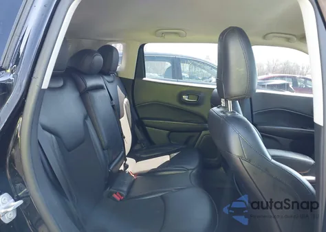 2021 Jeep Compass Latitude 4X4 z USA, uszkodzony, nr VIN 3C4NJDBB8MT558325